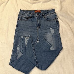 Distressed skinny jeans 👖